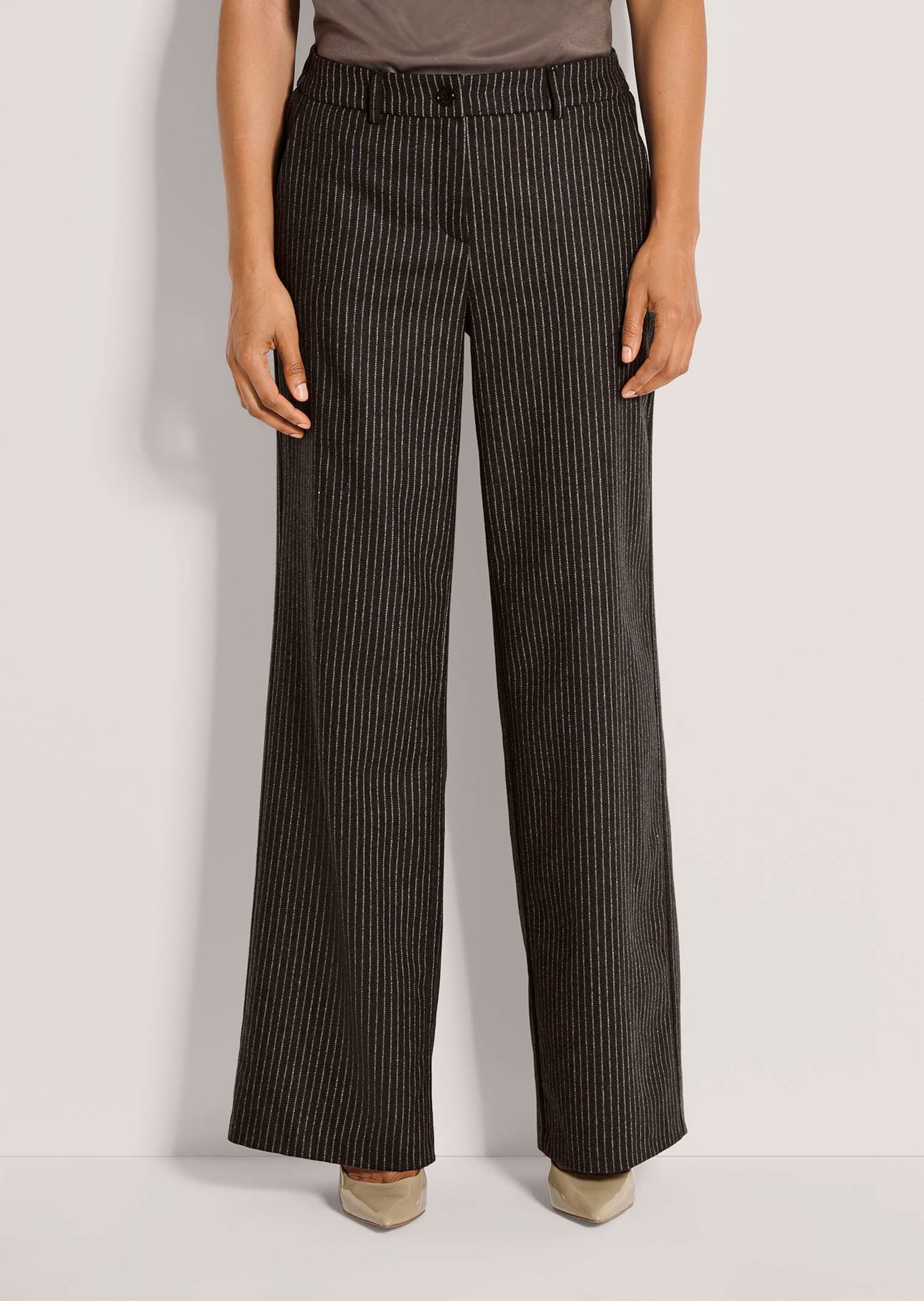 Nadelstreifen-Hose mit weitem Bein