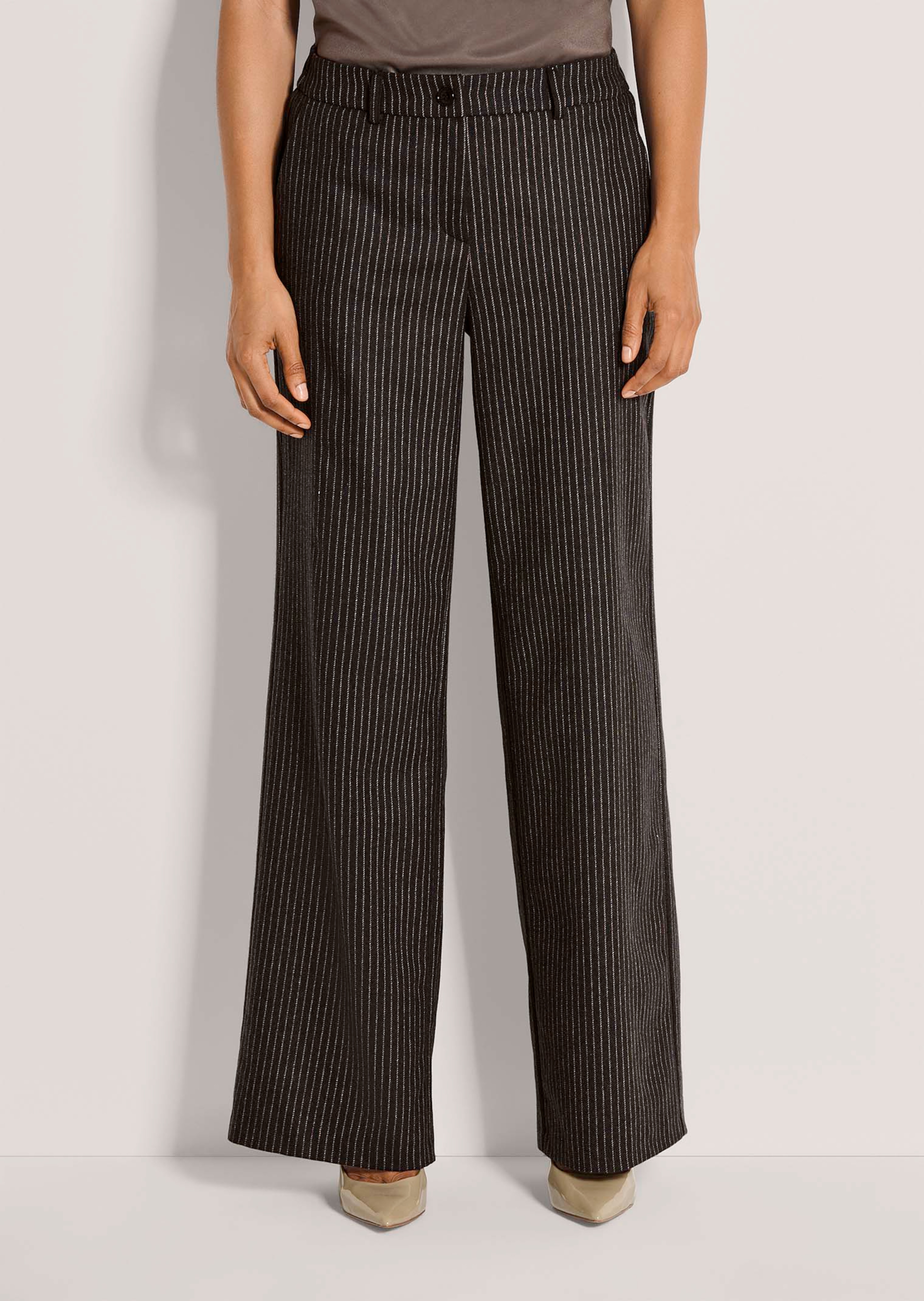 Nadelstreifen-Hose mit weitem Bein