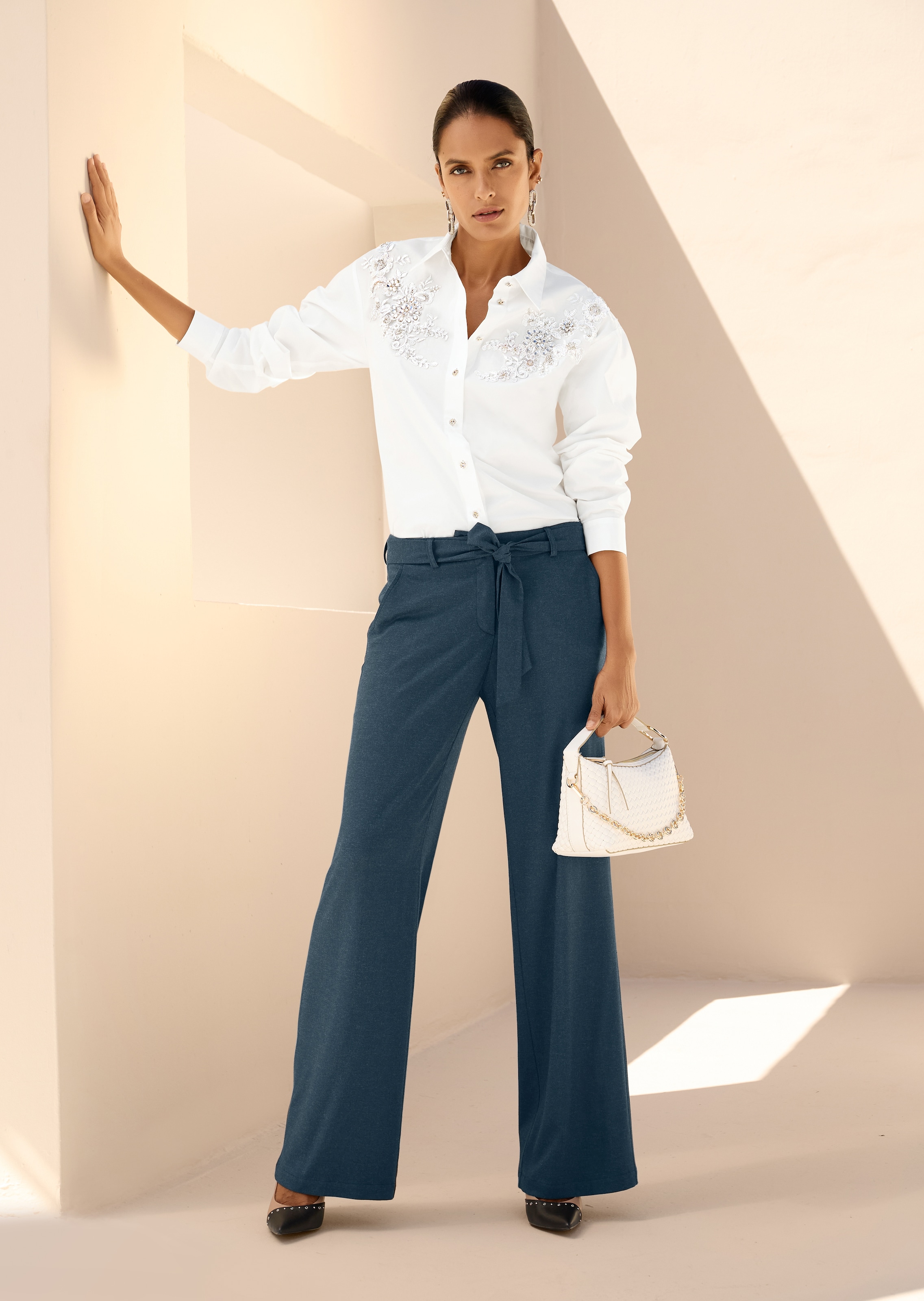 Weite Hose mit Bindegürtel