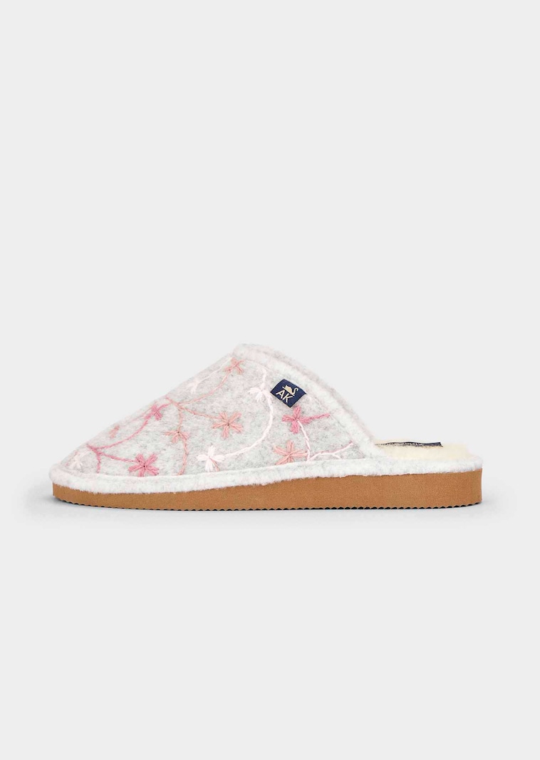 Chaussons en feutre avec broderie florale