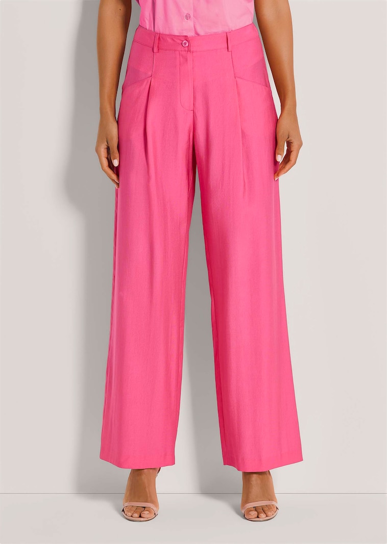 Weite Hose mit Ziernähten