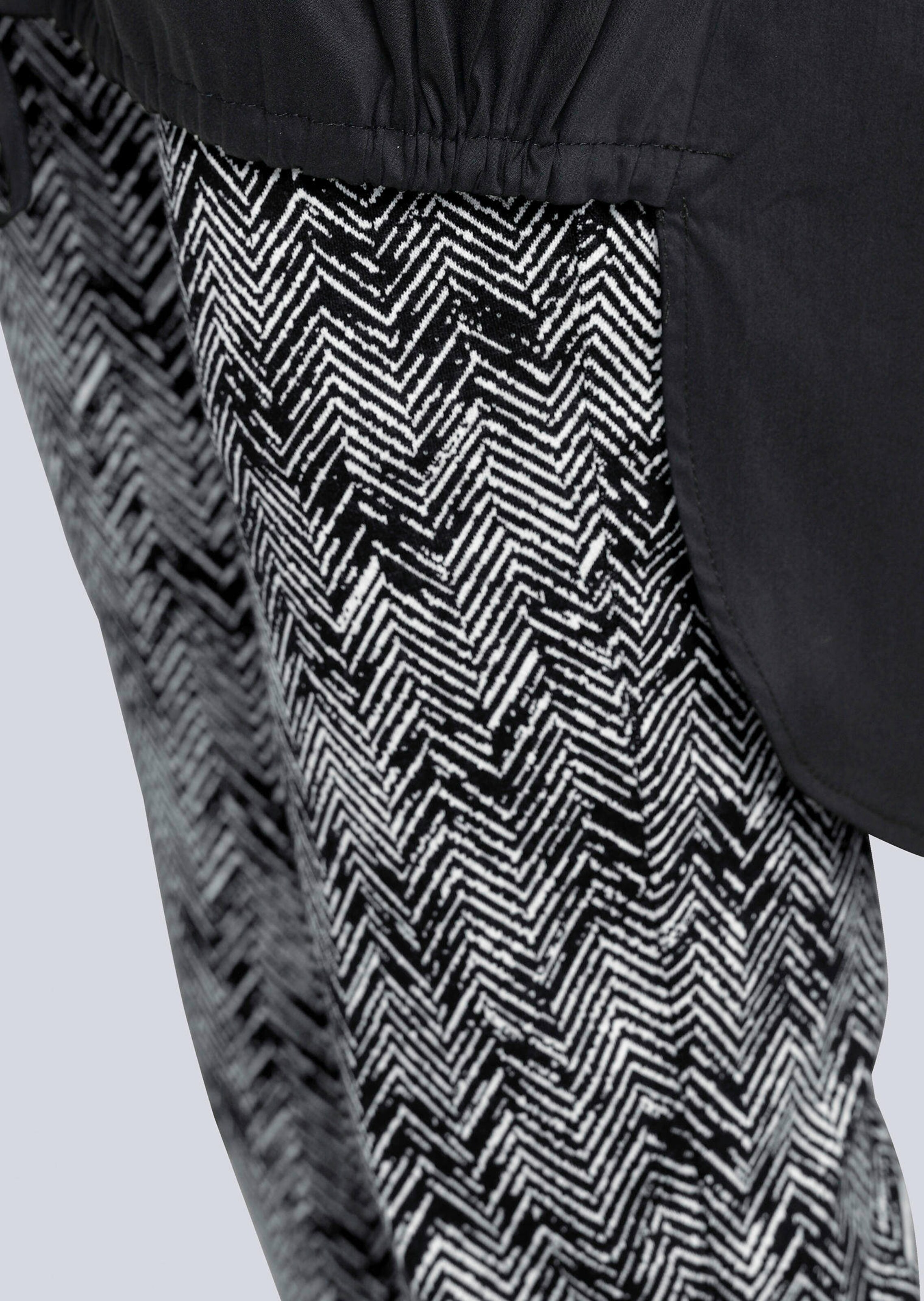 Hose in grafischem Dessin 1