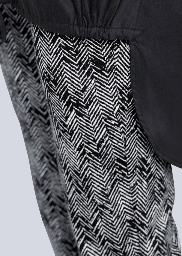 Hose in grafischem Dessin 1