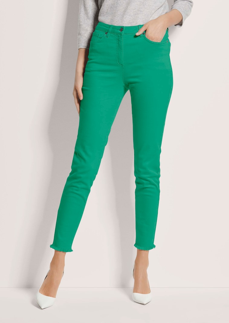 Jeans mit feinem Fransensaum