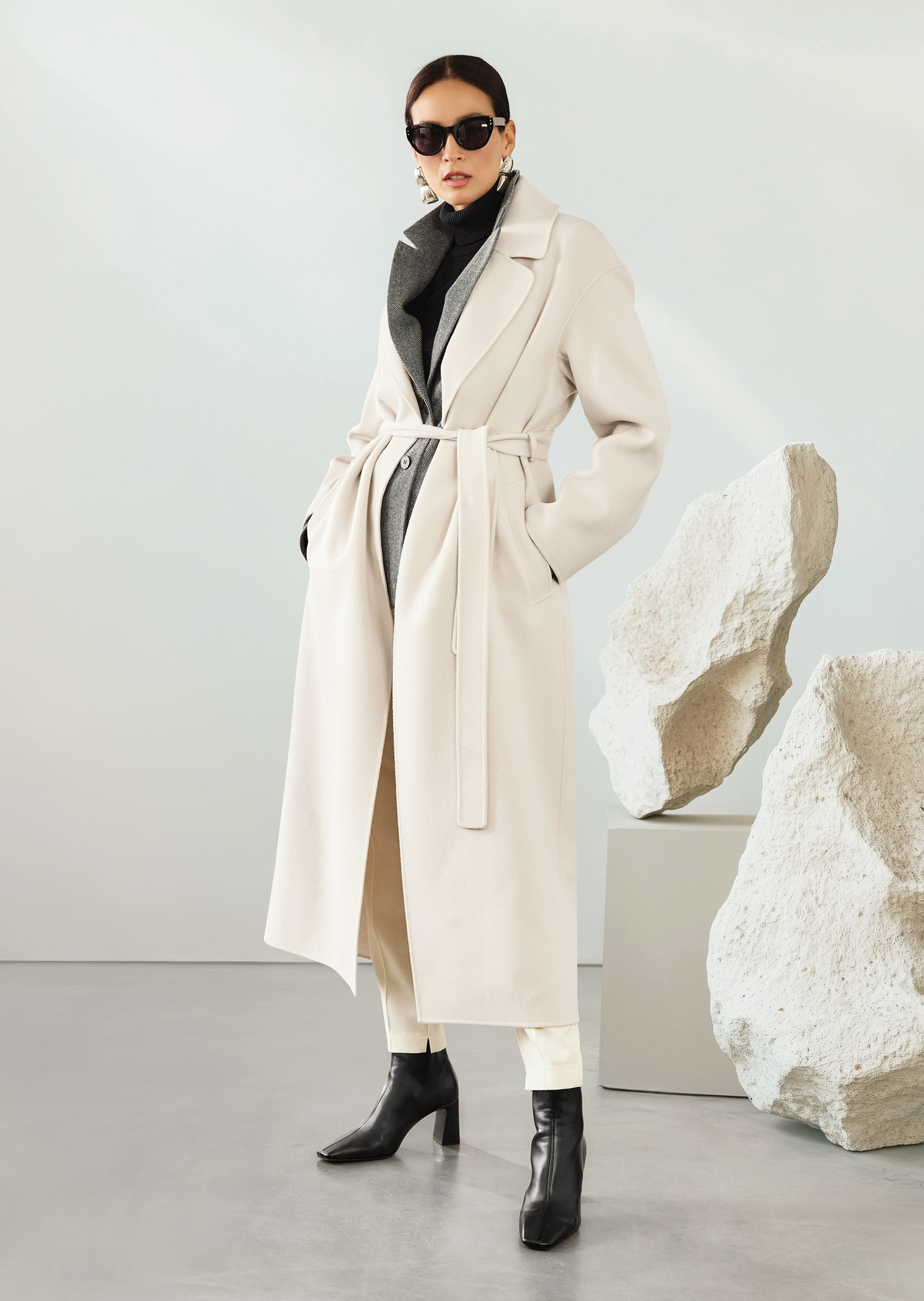 Langer Wollmantel mit Bindeband