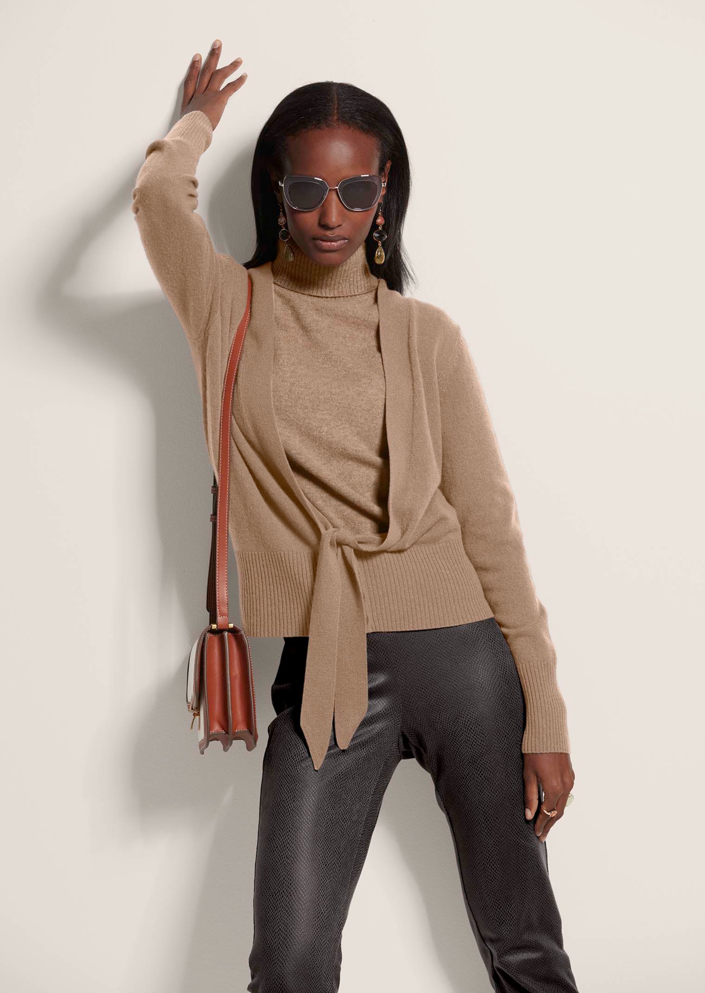Cashmere cardigan with deep V-neck and tie ribbon in caramel