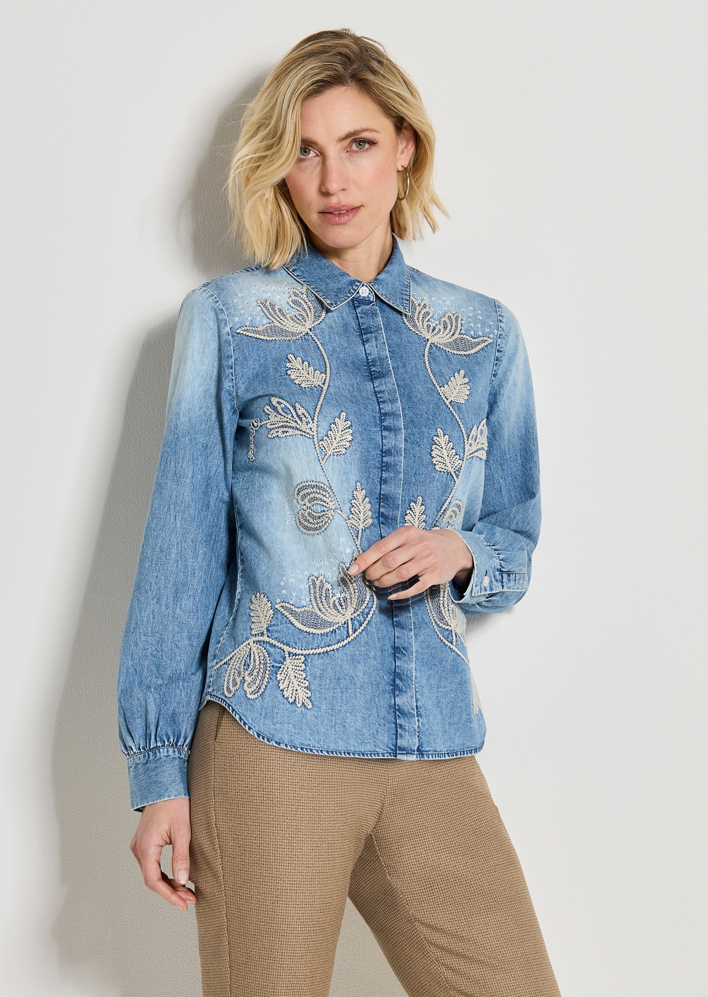 Jeansbluse mit floraler Stickerei