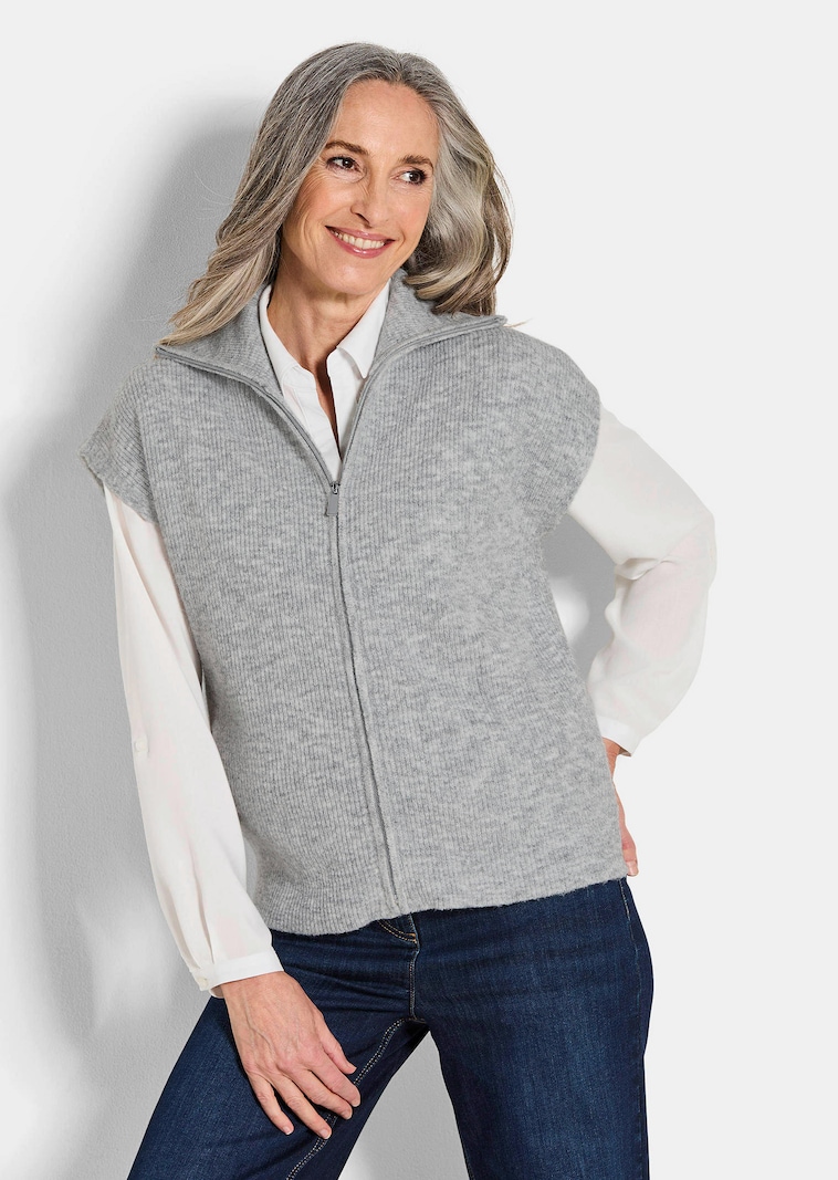 Gilet en tricot avec fermeture zippée.