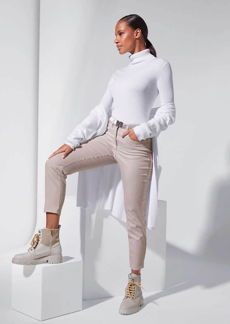 Lange Strickjacke mit Bindeband