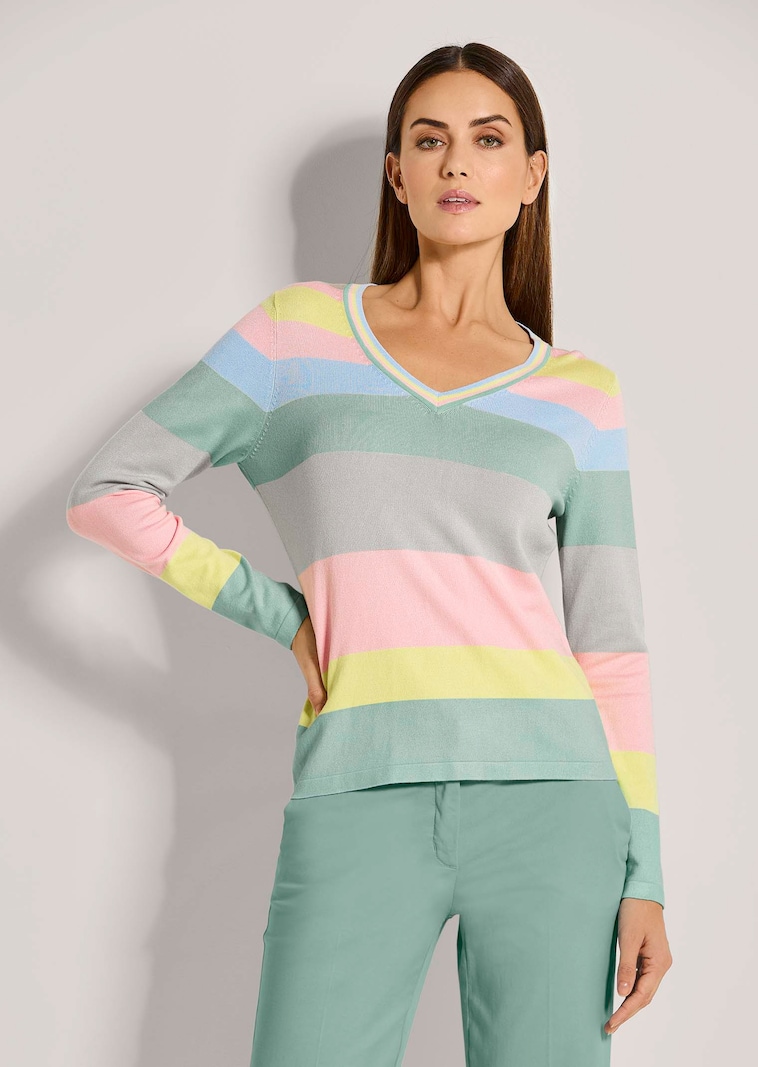 V-Pullover mit langen Ärmeln