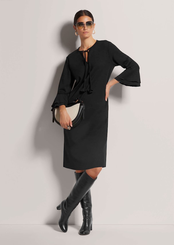 Etui-Kleid mit Trompetenärmeln 3