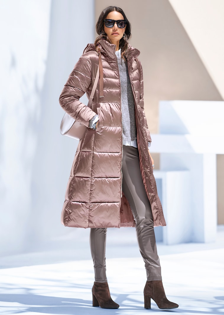 Lange Steppjacke mit Kapuze