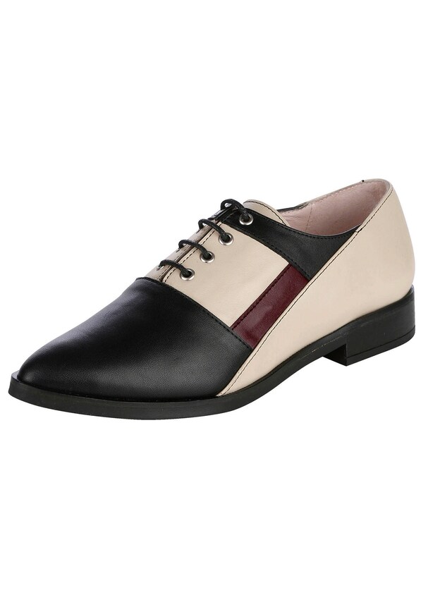 Schnürer mit spitzzulaufender Vorderkappe