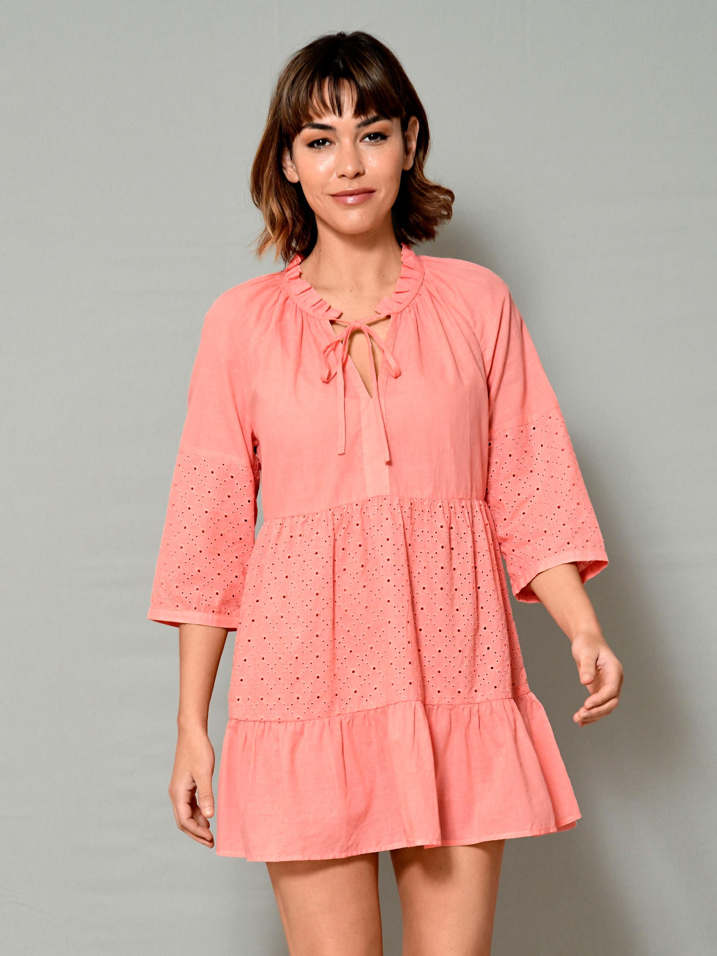 Sommerliche Tunika mit Lochstickerei