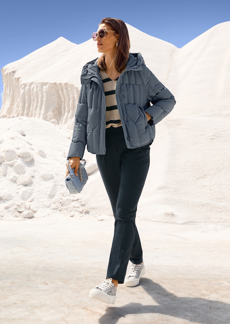 Sportive Daunen-Steppjacke mit Kapuze