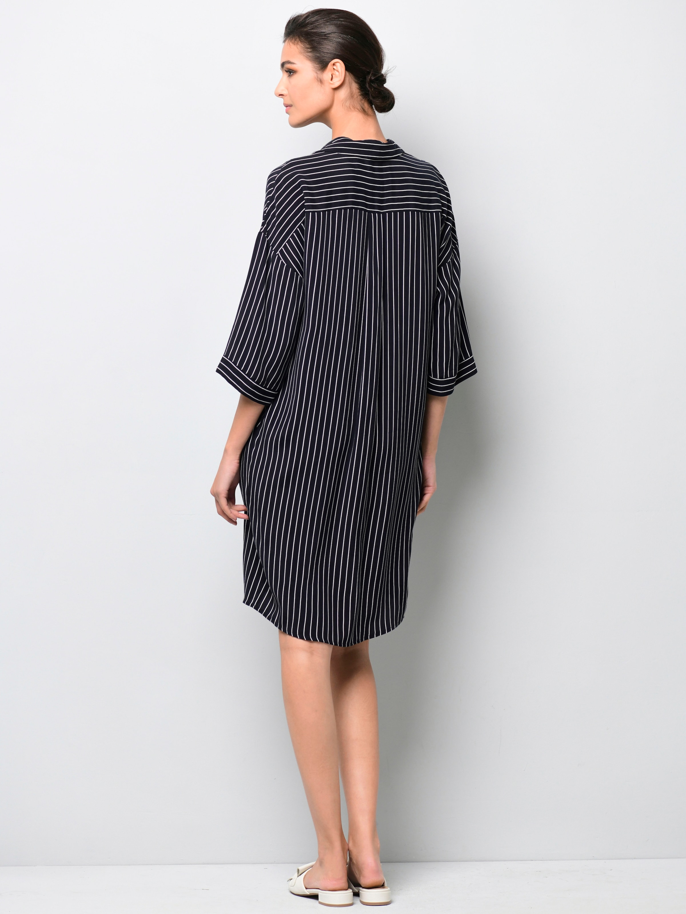 Kleid mit V-Ausschnitt 1