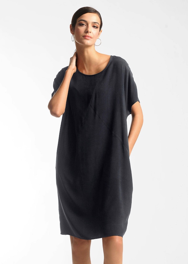 Kleid mit Ziernähten 3