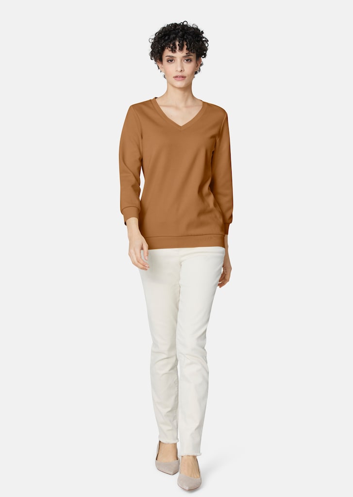 Sweatshirt with 3/4-length sleeves. 1