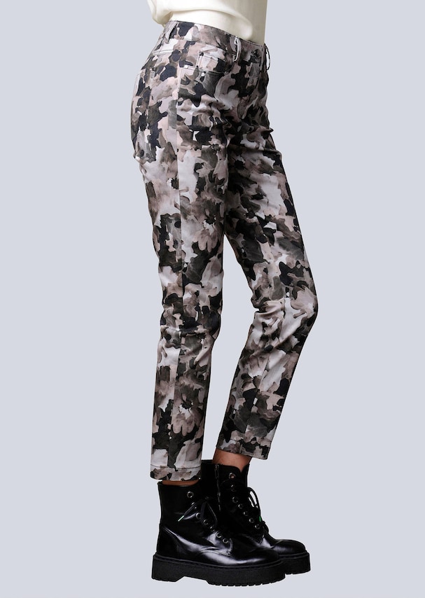 Hose mit Cargotasche am Bein 2