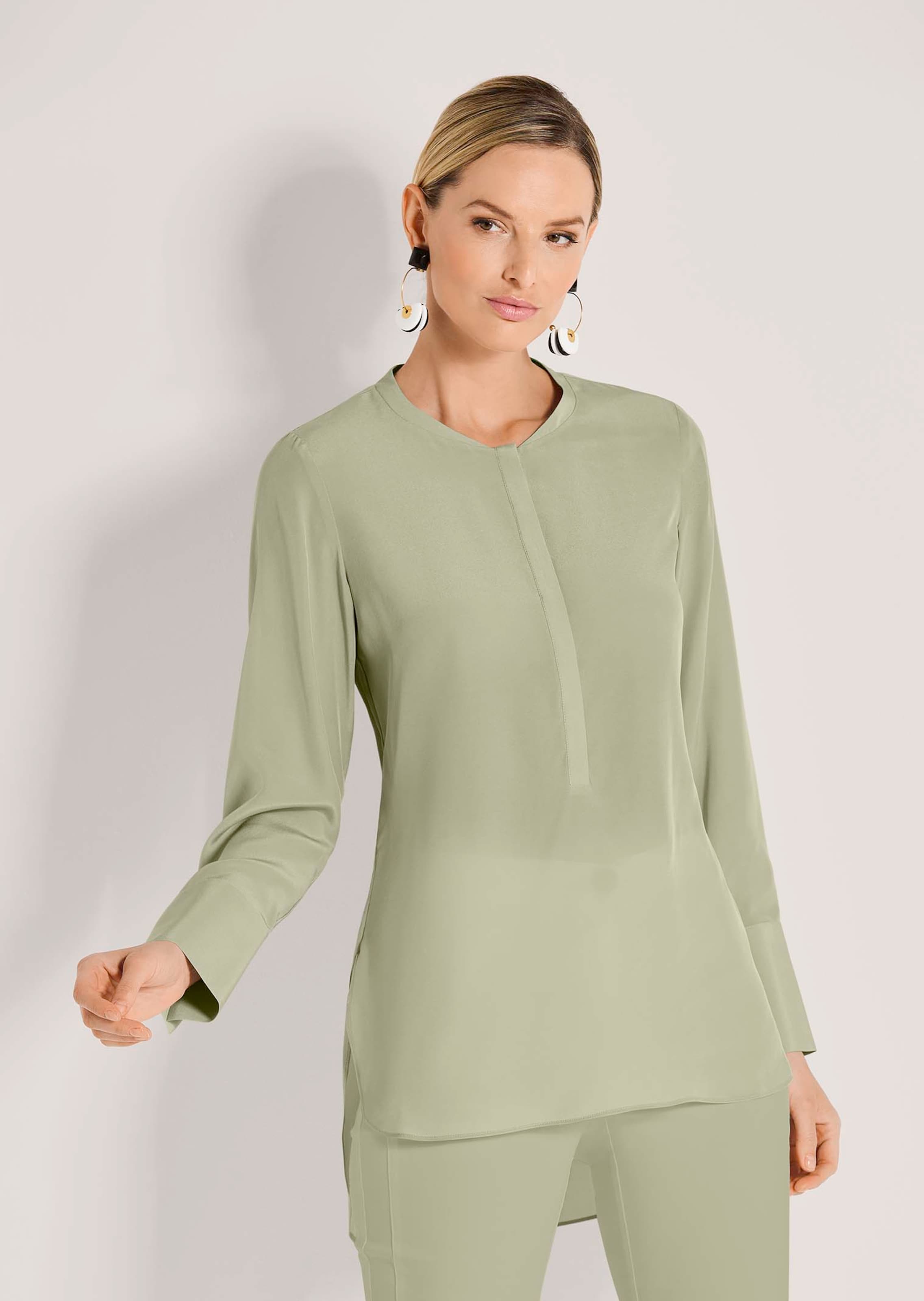 Lange Seidenbluse in kragenloser Form