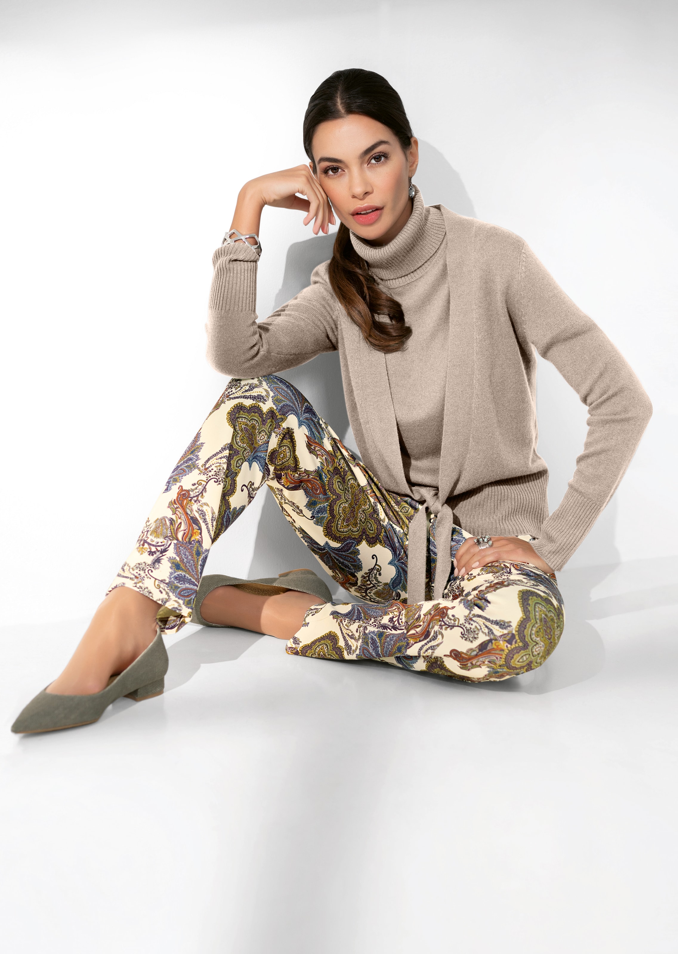 Cashmere cardigan with deep V-neck and tie ribbon