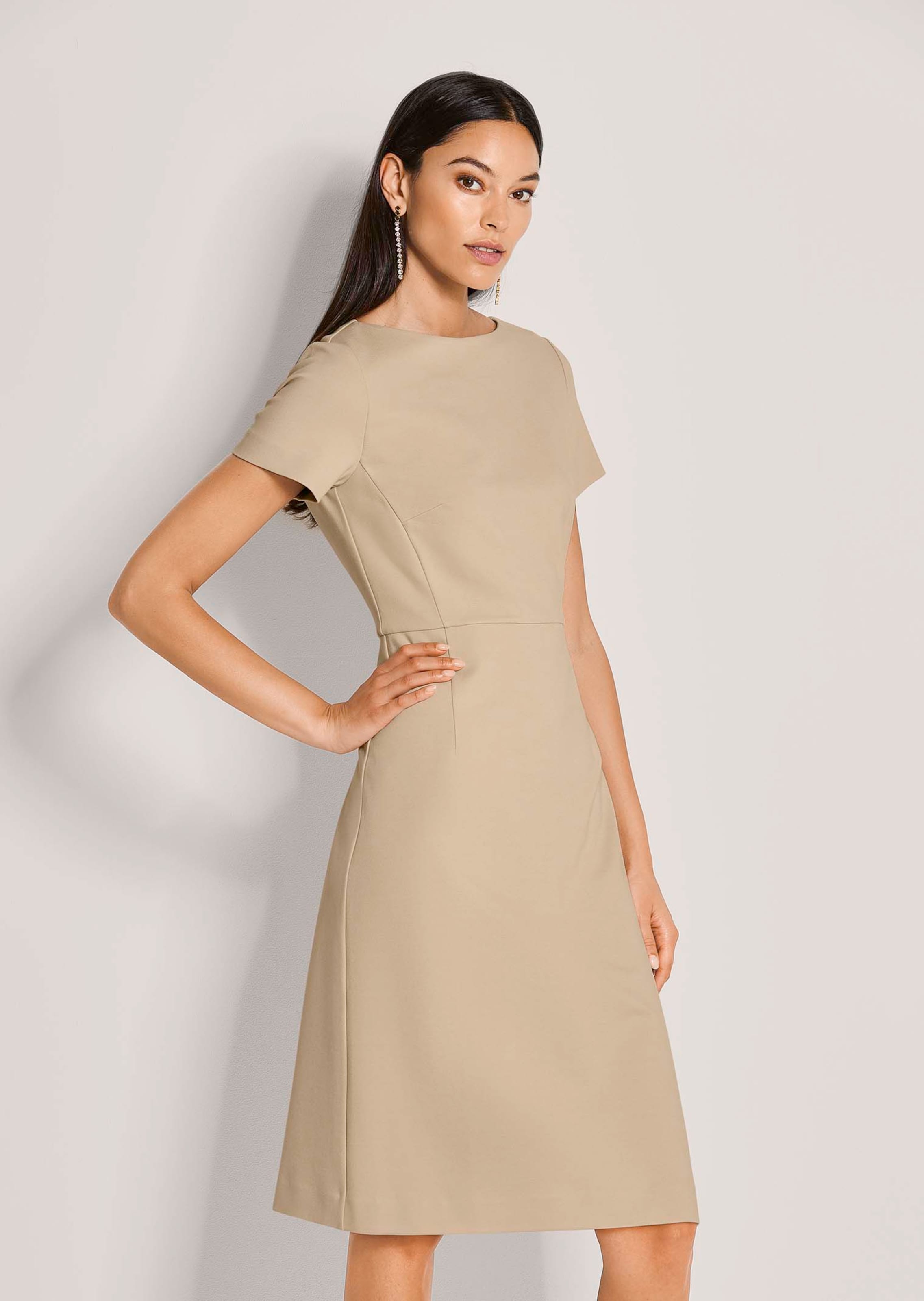 Robe fourreau avec encolure bateau et manches courtes