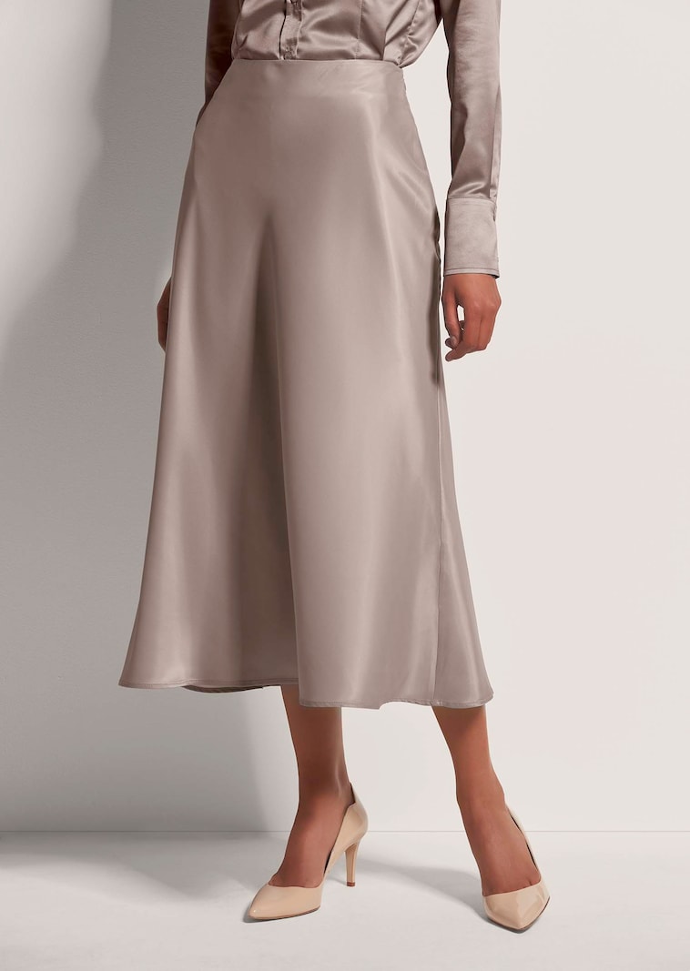 Langer Rock in glanzvoller Optik