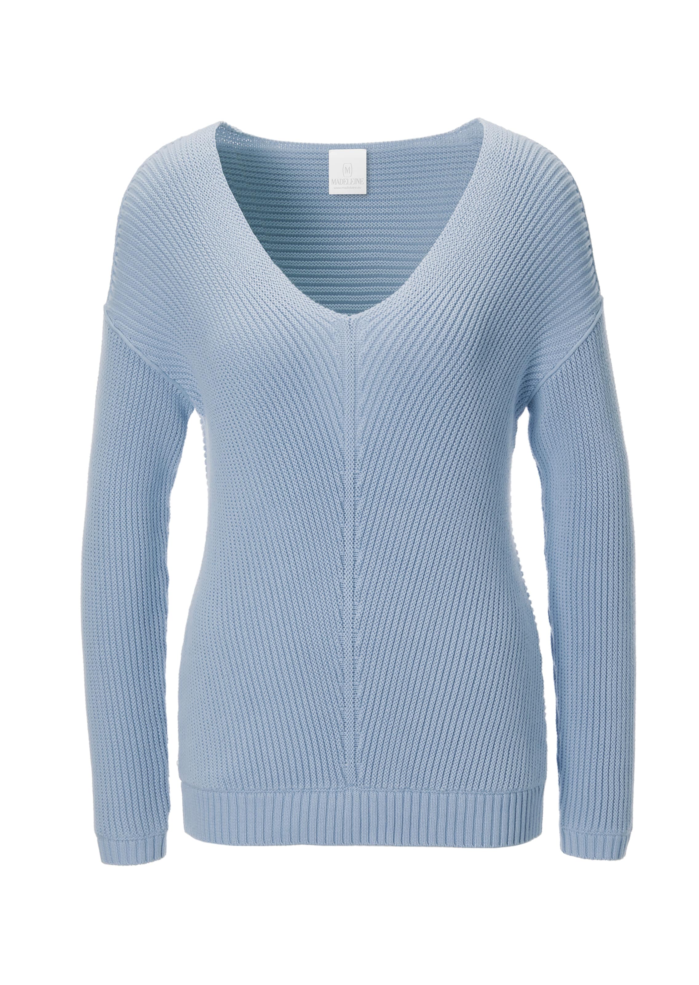 Long-sleeved jumper with a V-neck