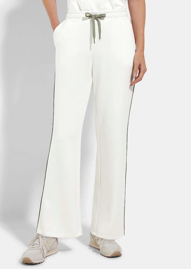 Pantalon en sweat avec passepoil contrastant sur le côté