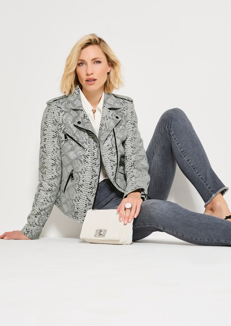 Jeans mit feinem Fransensaum