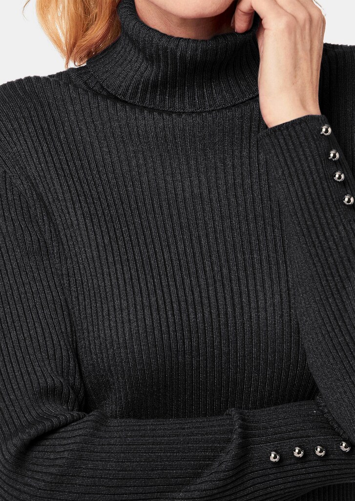 Eleganter Rollkragenpullover mit optischen Knöpfen