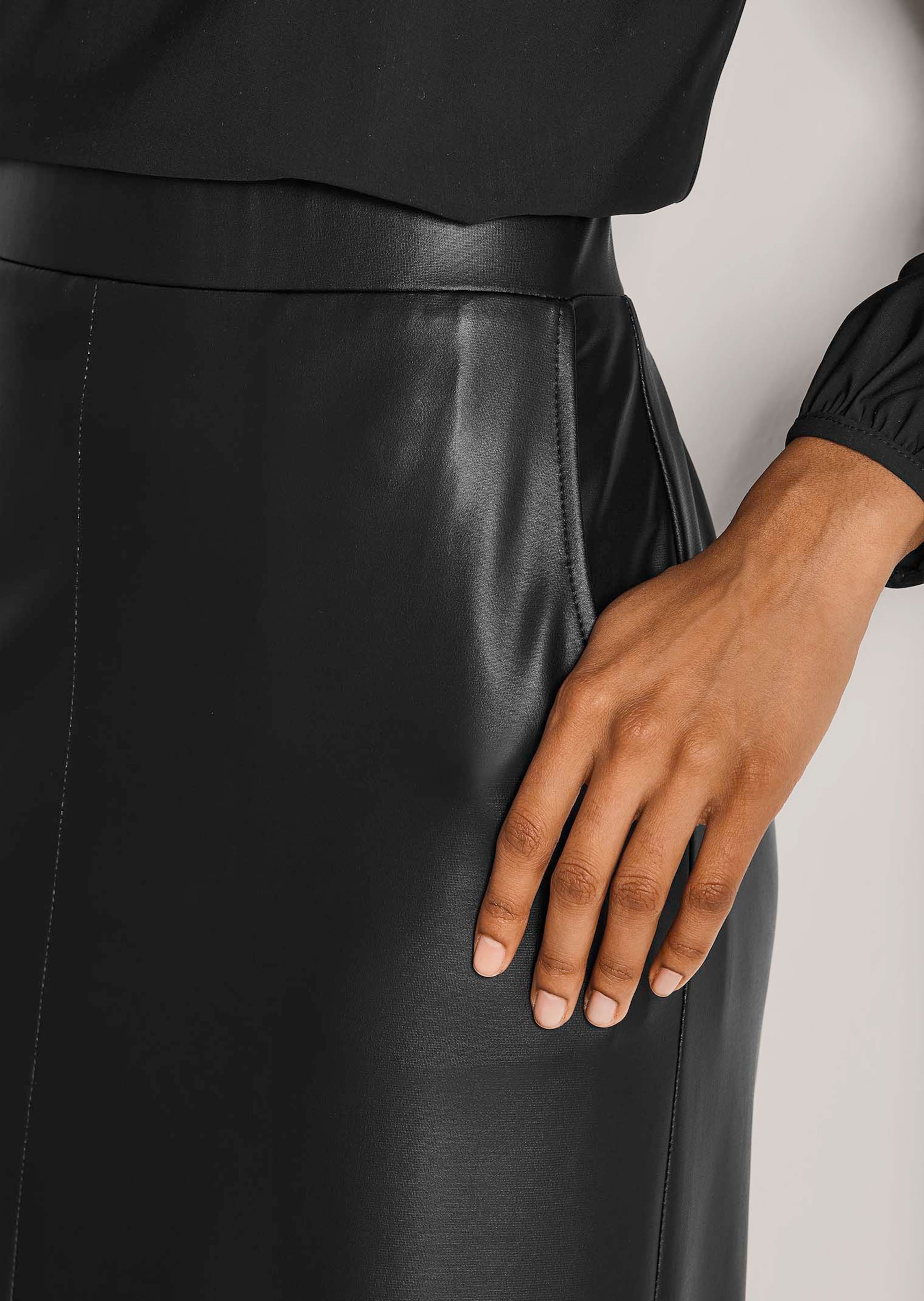 Rock aus Leder-Imitat in schwarz | MADELEINE Mode