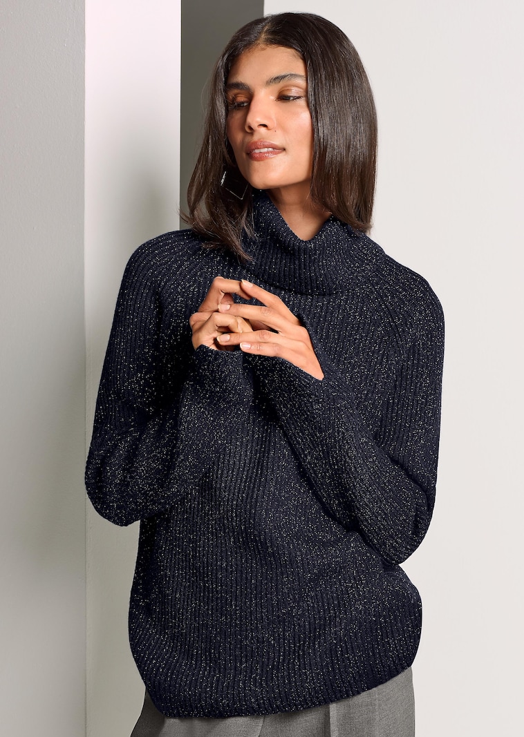 Shimmering jumper with a polo collar