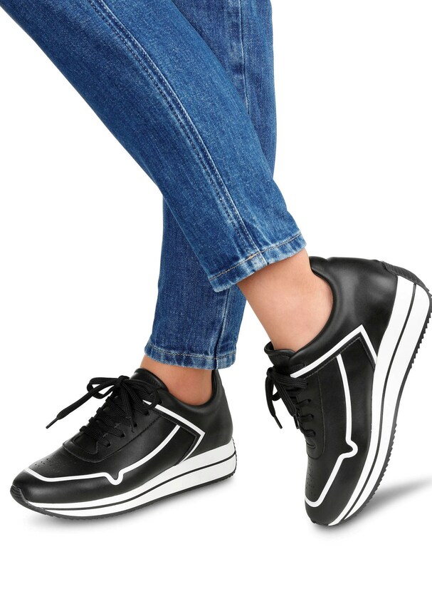 Sneaker mit einperforierten Markeninitialien 7