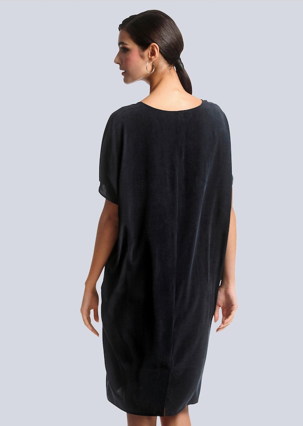 Kleid mit Ziernähten 2