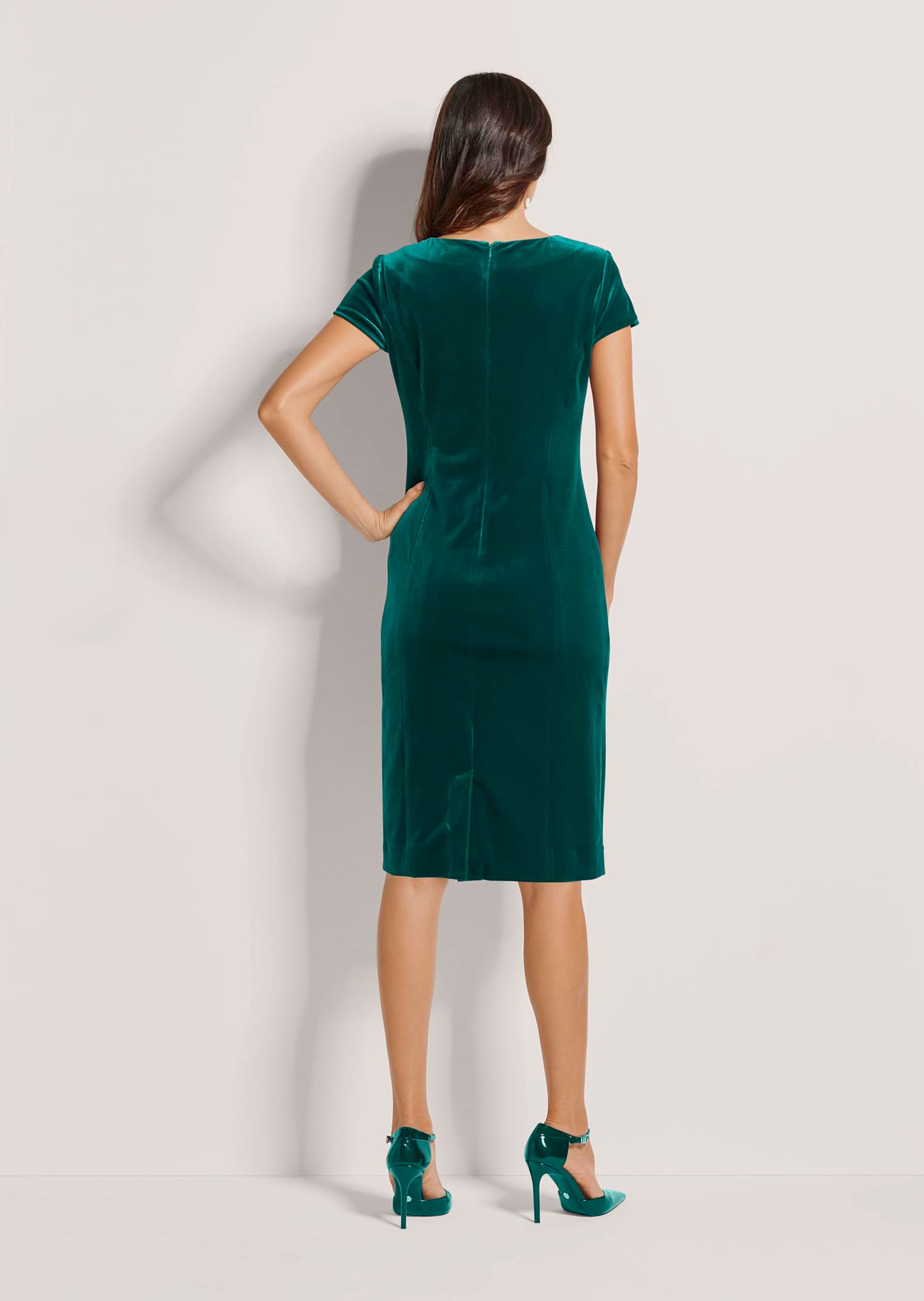 Classic velvet sheath dress in dark green | MADELEINE Fashion