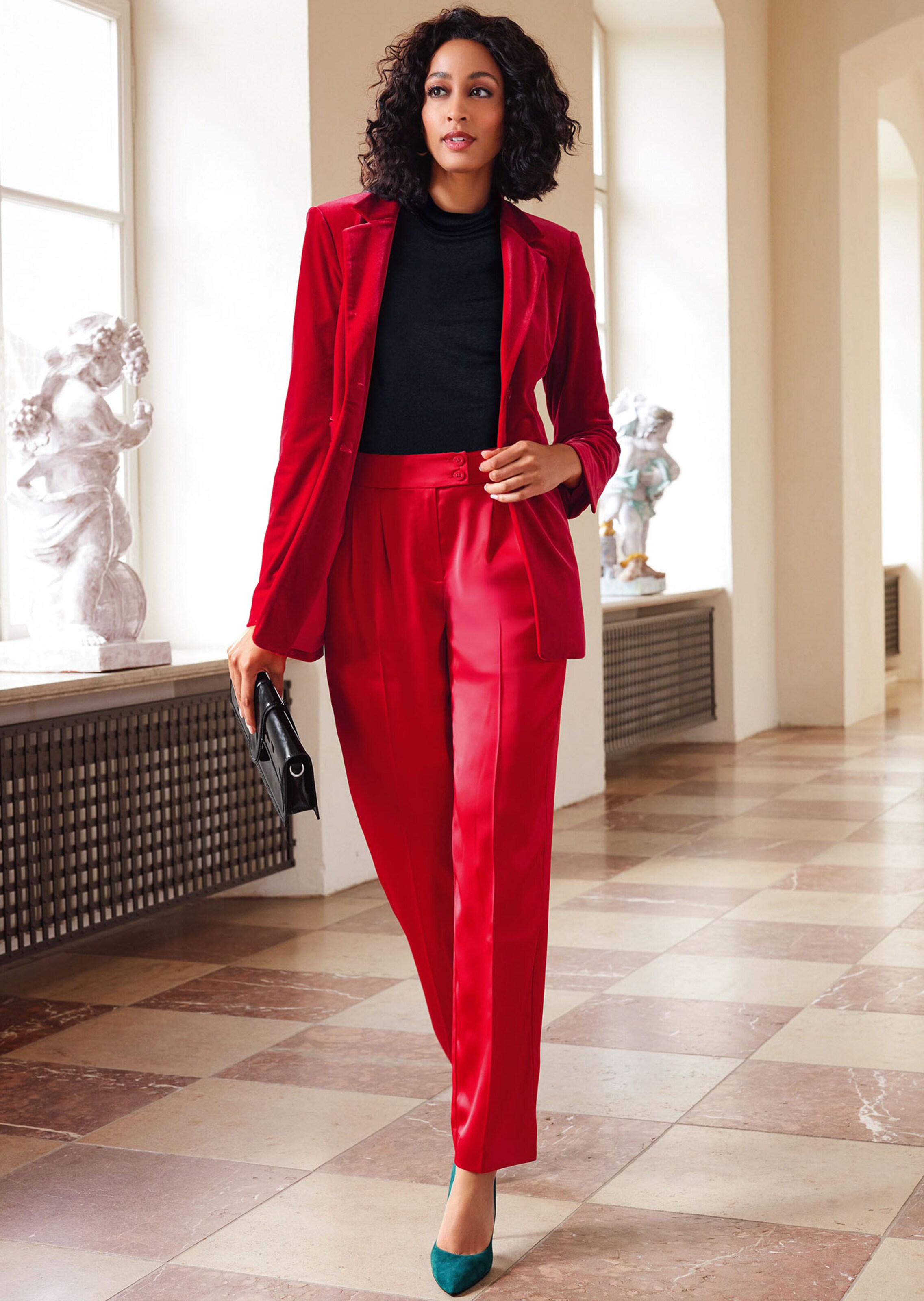 Weite Satinhose mit Bund- und Bügelfalten