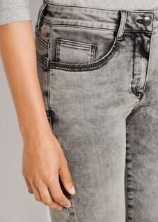 Schmale Jeans mit Strass und Stickerei thumbnail 5