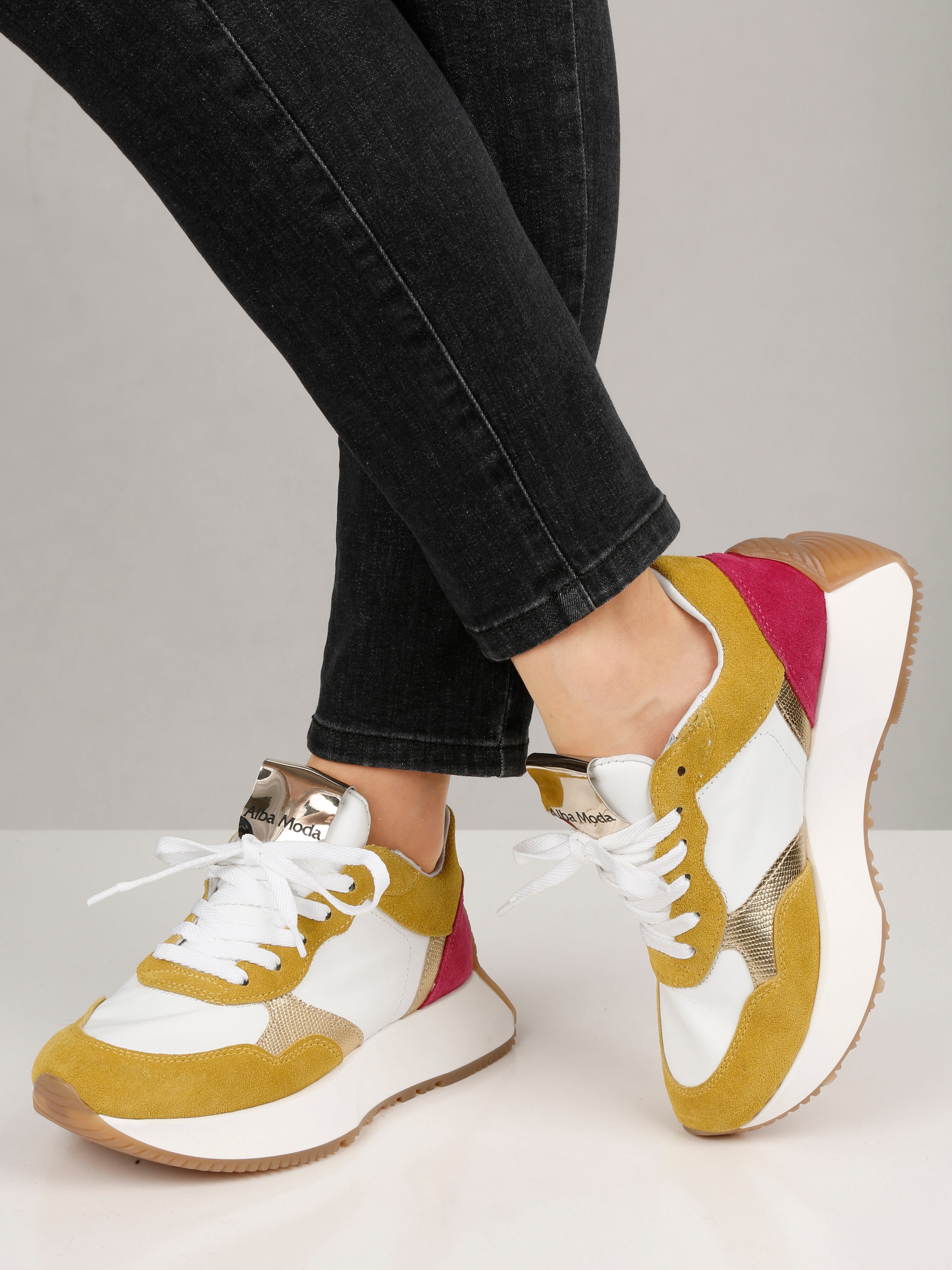 Sneaker mit modernem Materialmix in weiss