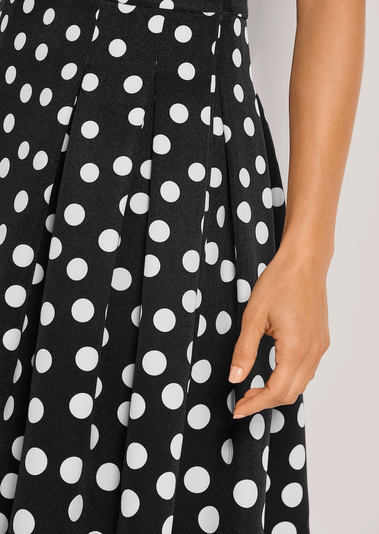Polka dot dress in black / white | MADELEINE Fashion Polka dot dress in black / white | MADELEINE Fashion
