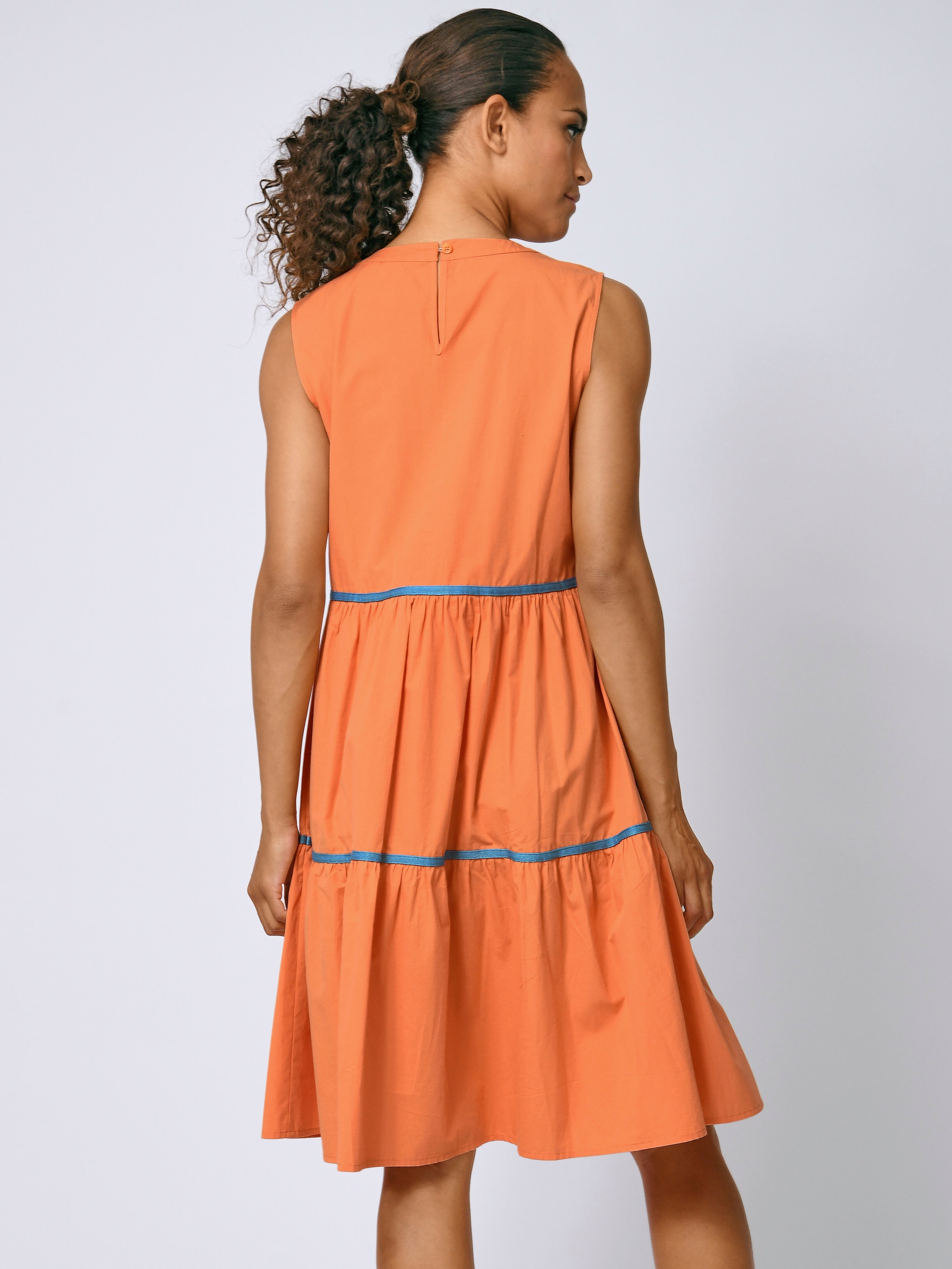 Kleid in Midi-Länge und Stufen