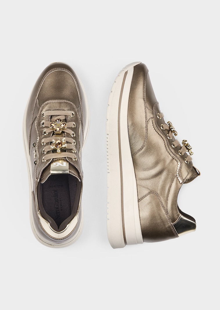 Edler Sneaker mit Schmuckelementen