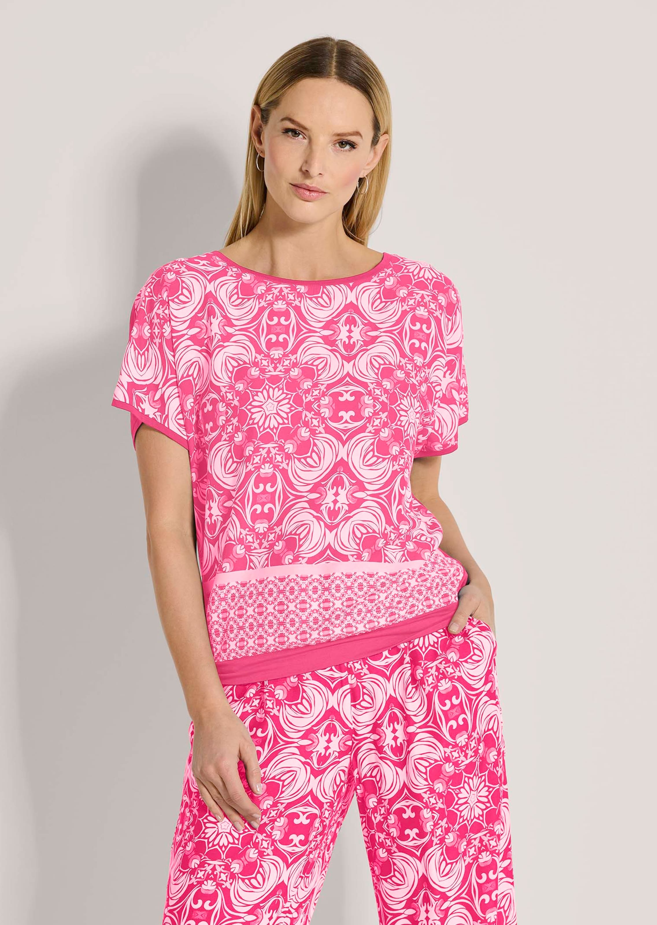 Relaxed summer top in a mixed-material design