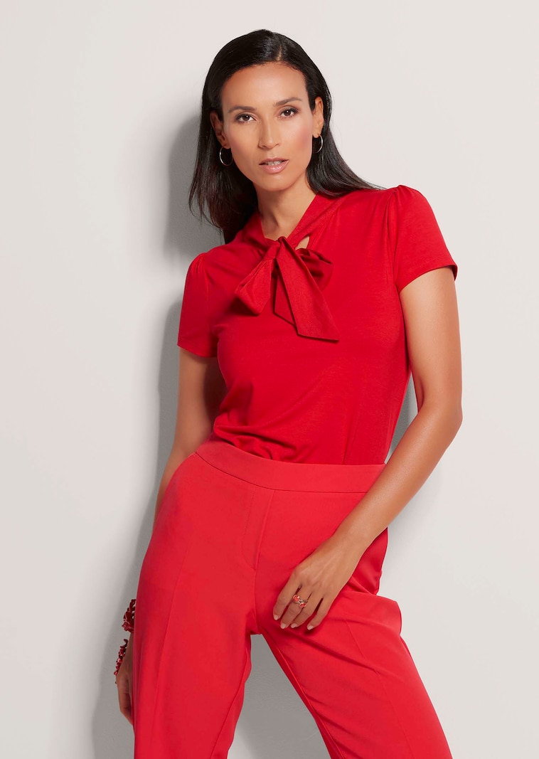 Elegant top with a ruffle