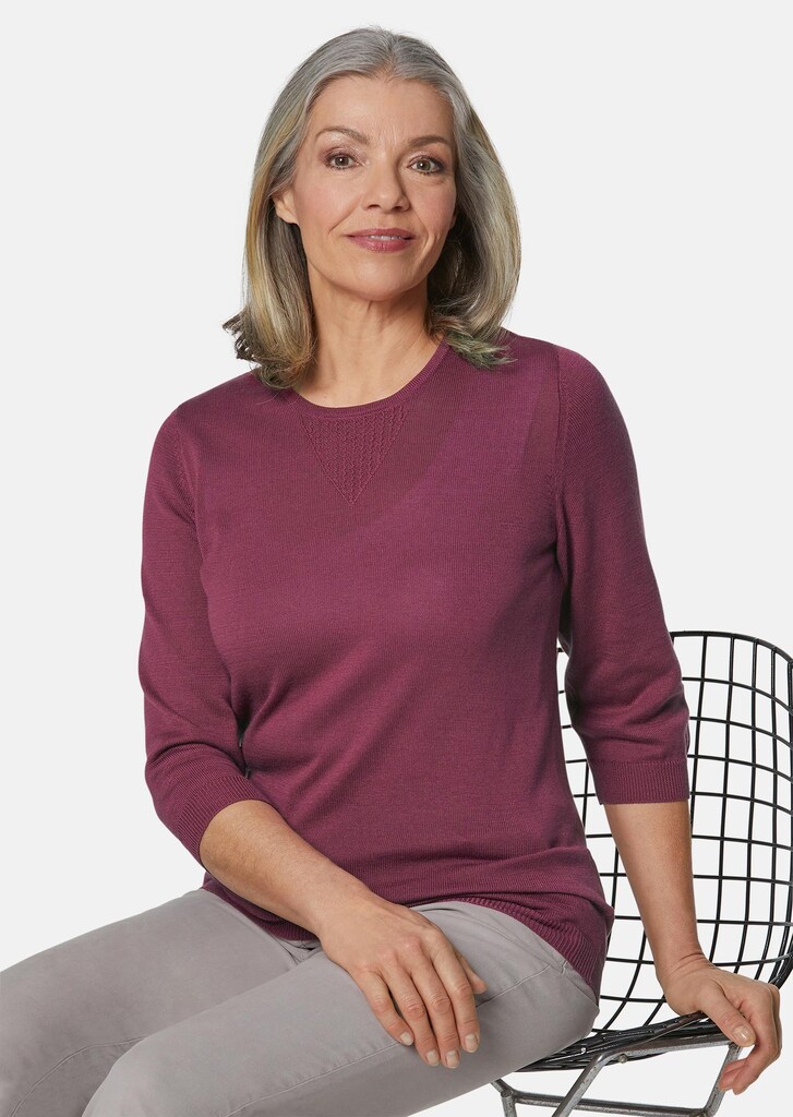 Sommerlicher Strickpullover mit Ajourmuster