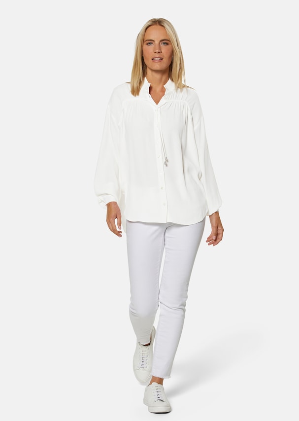 Stand-up collar blouse with a sophisticated extra 1