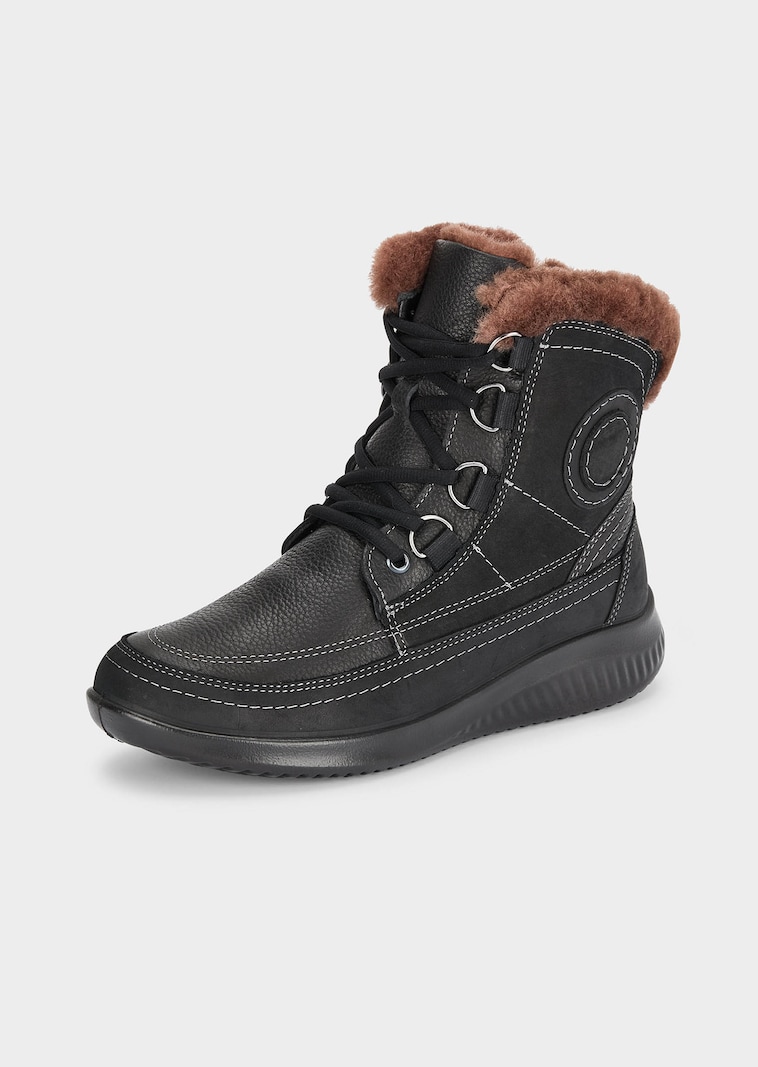 Laarsjes van leer met lamsvacht