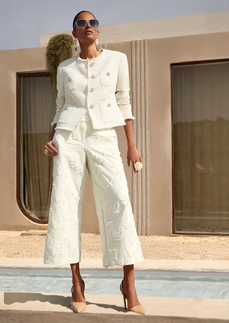 Weite Bügelfaltenhose mit Stickerei