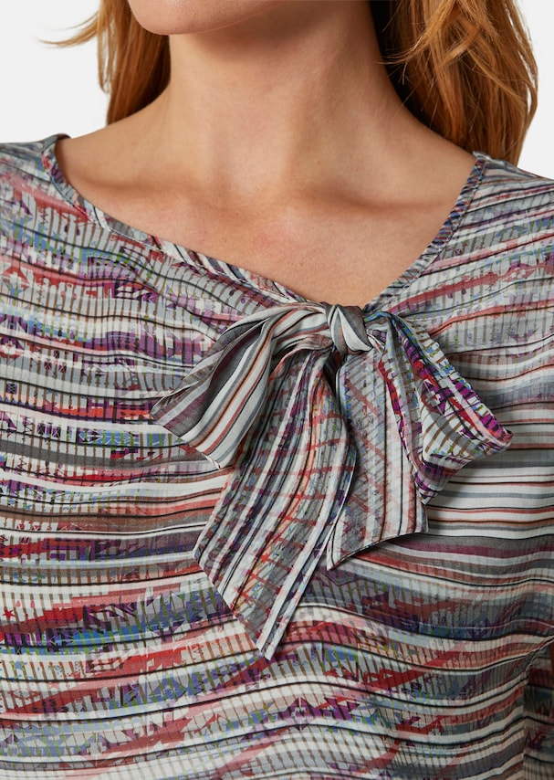 Sleeveless striped blouse with a tie fastening 4