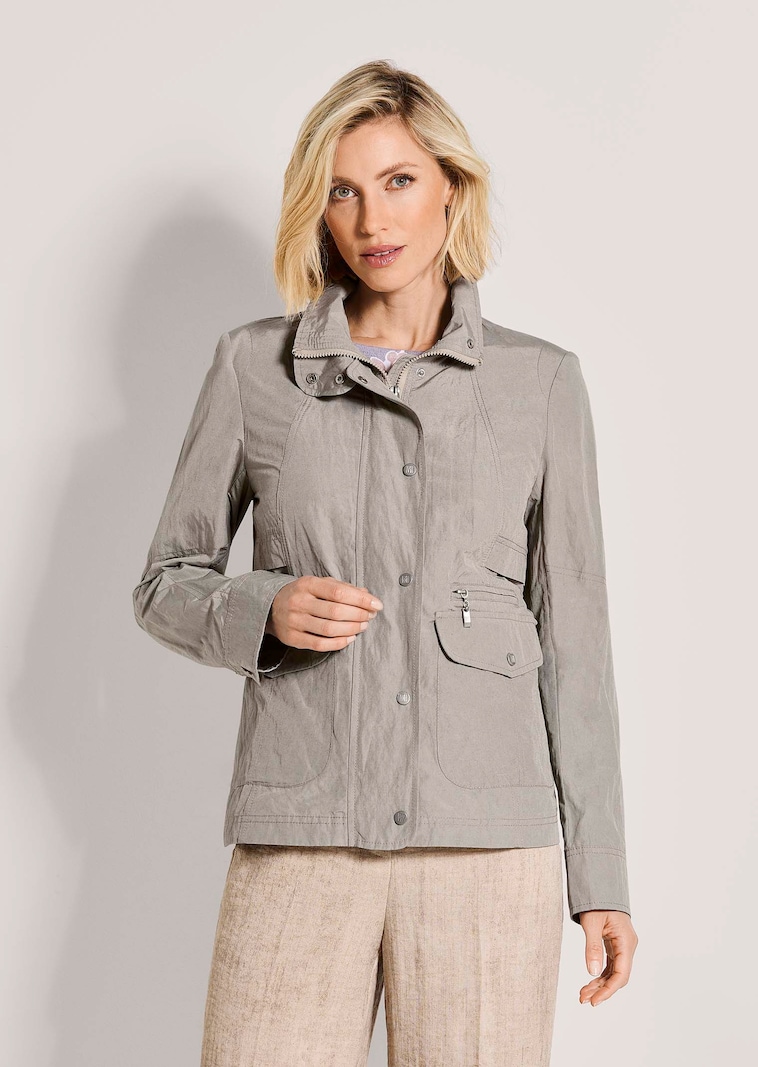Leichte Sommerjacke mit sportiven Details